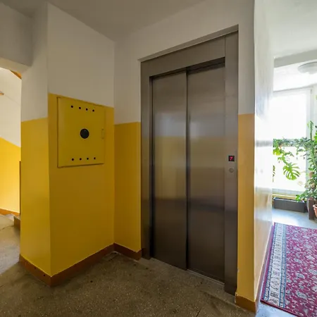 Targowek 3-bedroom By Bookinghost شقة